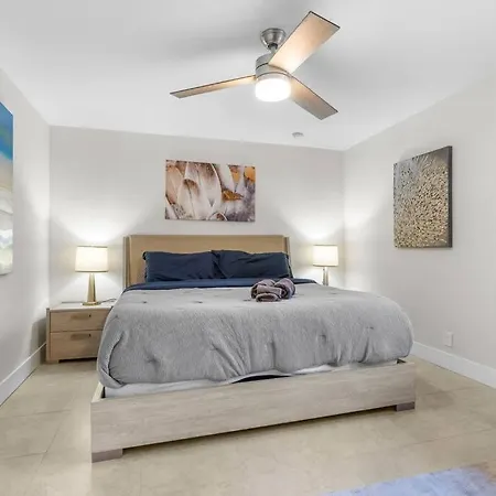 Renovated + 2Mi From Beach + Heated Pool +Grill